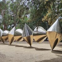 National Gallery of Australia Canberra, ACT<br>
“Cones” von Bert Flugelman Cones (Canberra, ACT)