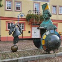 Marktplatz Bad Mingolsheim, Germany<br>
"Der Wagenlenker" von Jürgen Goertz Der Wagenlenker (Bad Mingolsheim, Germany)