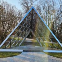Leibfriedscher Garten Stuttgart, Germany<br>
"Gate of Hope" von Dan Graham Gate of Hope (Stuttgart, Germany)
