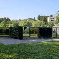Minneapolis Sculpture Garden, Minnesota<br>
“Two-way Mirror Punched Steel Hedge Labyrinth” von Dan Graham Two-way Mirror Punched Steel Hedge Labyrinth (Minneapolis, Minnesota)