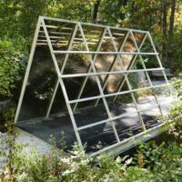 Laumeier Sculpture Park St. Louis, Missouri<br>
"Triangular Bridge Over Water" von Dan Graham Triangular Bridge Over Water (St. Louis, Missouri)