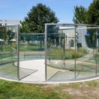 Mildred Lane Kemper Art Museum St. Louis, Missouri<br>
"Bisected Circle" von Dan Graham Bisected Circle (St. Louis, Missouri)
