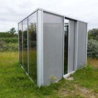 ARKEN Museum of Contemporary Art Ishøj, Denmark<br>
"2-Way Mirror and Punched Aluminum Solid Triangle" von Dan Graham 2-Way Mirror and Punched Aluminum Solid Triangle (Ishøj, Denmark)