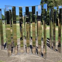 Pt. Leo Estate Sculpture Park Merricks, Victoria<br>
"Semicircular Mirror Labyrinth" von Jeppe Hein Semicircular Mirror Labyrinth (Merricks, Victoria)