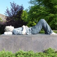 Frederik Meijer Gardens and Sculpture Park Grand Rapids, Michigan<br>
"Lying Man" von Sean Henry Lying Man (Grand Rapids, Michigan)