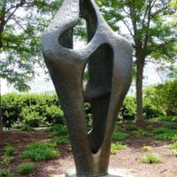Hirshhorn Sculpture Garden Washington D.C.<br>
"Figure for Landscape" von Barbara Hepworth Figure for Landscape (Washington D.C.)