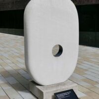 De Young Fine Arts Museum San Francisco, California<br>
"Pierced Monolith with Colour" von Barbara Hepworth Pierced Monolith with Colour (San Francisco, California)