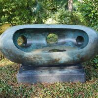 Sydney and Walda Besthoff Sculpture Garden New Orleans, Louisiana<br>
"River Form" von Barbara Hepworth River Form (New Orleans, Louisiana)