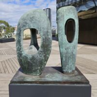 Art Gallery of Western Australia Perth, Western Australia<br>
"Two Forms in Echelon" von Barbara Hepworth Two Forms in Echelon (Perth, Western Australia)