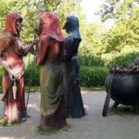 Grounds for Sculpture Hamilton, New Jersey<br>
"Has Anyone Seen Larry? (The Three Fates)" von Seward Johnson Has Anyone Seen Larry? (Hamilton, New Jersey)