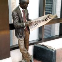 Grand Circus Park Station Detroit, Michigan<br>
“Catching Up” von Seward Johnson Catching Up (Detroit, Michigan)