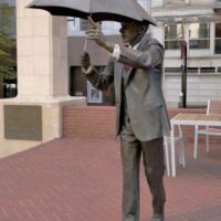 Pioneer Courthouse Square Portland, Oregon<br>
“Allow me” von Seward Johnson Allow me (Portland, Oregon)