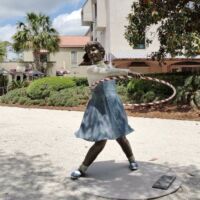 Harbour Town auf Hilton Head Island, South Carolina<br>
"Attic Trophy" von Seward Johnson Attic Trophy (Harbour Town, South Carolina)