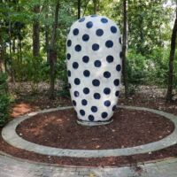 Dixon Gallery and Gardens Memphis, Tennessee<br>
"Untitled" von Jun Kaneko Untitled (Memphis, Tennessee)