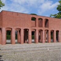 Bahnhof Humlebaek, Denmark<br>
"Brick Sculpture" von Per Kirkeby Brick Sculpture (Humlebaek, Denmark)