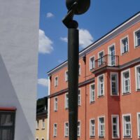 Landratsamt Passau, Germany<br>
"Kugelkopfsäule II" von Fritz Koenig Kugelkopfsäule II (Passau, Germany)