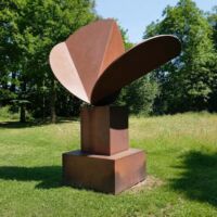 Prantlgarten am Koenigmuseum Landshut, Germany<br>
"Blattfigur" von Fritz Koenig Blattfigur (Landshut, Germany)