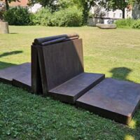 Prantlgarten am Koenigmuseum Landshut, Germany<br>
"Großes Epitaph XIV" von Fritz Koenig Großes Epitaph XIV (Landshut, Germany)