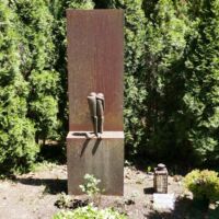 Hauptfriedhof Landshut, Germany<br>
"Epitaph für Zwei III" von Fritz Koenig Epitaph für Zwei III (Landshut, Germany)