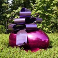 Dixon Gallery and Gardens Memphis, Tennessee<br>
"Smooth Egg with Bow" von Jeff Koons Smooth Egg with Bow (Memphis, Tennessee)