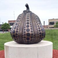 John and Mary Pappajohn Sculpture Park Des Moines<br>
"Pumpkin" von Yayoi Kusama Pumpkin (Des Moines, Iowa)