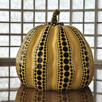 Millenia Tower, Singapore<br>
"My Pumpkin exists in the infinite" von Yayoi Kusama My Pumpkin exists in the infinite (Singapore)