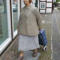 Frau mit Trolli (Wiedenbrück, Germany 2024)