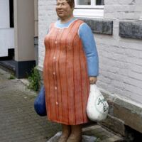 Frau mit Einkaufstaschen (Wiedenbrück, Germany 2024)