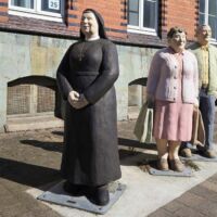 Nonne und Einkaufsgruppe (Salzkotten, Germany)