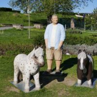 Mann mit kurzer Hose & Ponys (Neuwied, Germany 2025)
