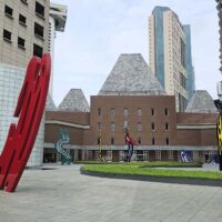Millenia Walk, Singapore<br>
"Six Brushstrokes" von Roy Lichtenstein Six Brushstrokes (Singapore)