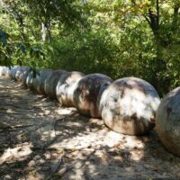 Laumeier Sculpture Park St. Louis, Missouri<br>
"Ball? Ball! Wall? Wall!" von Donald Lipski Ball? Ball! Wall? Wall! (St. Louis, Missouri)