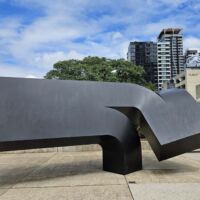 Queensland Art Gallery Brisbane, Queensland<br>
“Offshoot” von Clement Meadmore Offshoot (Brisbane, Queensland)
