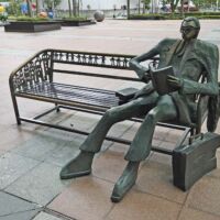 Capital Tower Plaza, Singapore<br>
"Man on the Bench" von Kurt Laurenz Metzler Man on the Bench (Singapore)