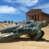 Valle dei Templi Agrigento, Italy<br>
"Ikaro Caduto" von Igor Mitoraj Ikaro Caduto (Agrigento, Italy)