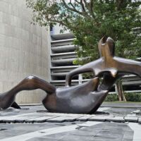 OCBC Centre, Singapore<br>
"Large Reclining Figure" von Henry Moore Large Reclining Figure (Singapore)