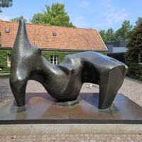 Louisiana Museum of Modern Art Humlebaek, Denmark<br>
"Reclining Figure" von Henry Moore Reclining Figure (Humlebaek, Denmark)