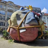 Bethlehemkirchplatz Berlin, Germany<br>
"Houseball" von Claes Oldenburg und Coosje van Bruggen Houseball (Berlin, Germany)