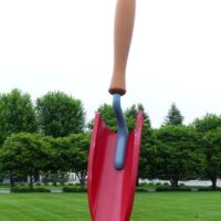 John and Mary Pappajohn Sculpture Park in Des Moines, Iowa<br>
"Plantoir" von Claes Oldenburg und Coosje van Bruggen Plantoir (Des Moines, Iowa)