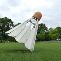 Nelson Atkins Museum in Kansas City, Missouri<br>
"Shuttlecock" von Claes Oldenburg und Coosje Van Bruggen Shuttlecock (Kansas City, Missouri)