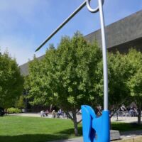 De Young Fine Arts Museum San Francisco, California<br>
“Corridor Pin” von Claes Oldenburg und Coosje van Bruggen Corridor Pin (San Francisco, California)