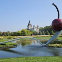Minneapolis Sculpture Garden, Minnesota<br>
"Spoonbridge and Cherry" von Claes Oldenburg und Coosje van Bruggen Spoonbridge and Cherry (Minneapolis, Minnesota)