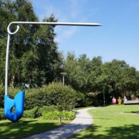 Sydney and Walda Besthoff Sculpture Garden New Orleans, Louisiana<br>
"Corridor Pin, Blue" von Claes Oldenburg und Coosje van Bruggen Corridor Pin, Blue (New Orleans, Louisiana)