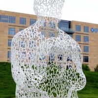 John and Mary Pappajohn Sculpture Park in Des Moines, Iowa<br>
"Nomade" von Jaume Plensa Nomade (Des Moines, Iowa)