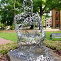 Davidson College, North Carolina<br>
"Waves III" von Jaume Plensa Waves III (Davidson, North Carolina)