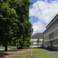 Ostanlage Gießen, Germany<br>
"Two Lines Oblique Down" von George Rickey Two Lines Oblique Down (Gießen, Germany)