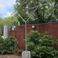 Weatherspoon Art Museum Greensboro, North Carolina<br>
"Two Lines Oblique Seven Feet" von George Rickey Two Lines Oblique Seven Feet (Greensboro, North Carolina)