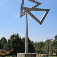 St. Louis Art Museum, Missouri<br>
“Two Open Triangles Up Gyratory II” von George Rickey Two Open Triangles Up Gyratory II (St. Louis, Missouri)