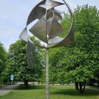 PEP München, Germany<br>
"Space Churn with Spheres" (Raumspindel) von George Rickey Space Churn with Spheres (München, Germany)