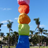 Miami Beach, Florida<br>
"Miami Mountain" von Ugo Rondinone Miami Mountain (Miami Beach, Florida)